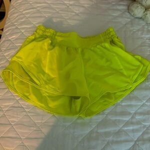 lululemonon hotty hot shorts 2.5 inch size 4